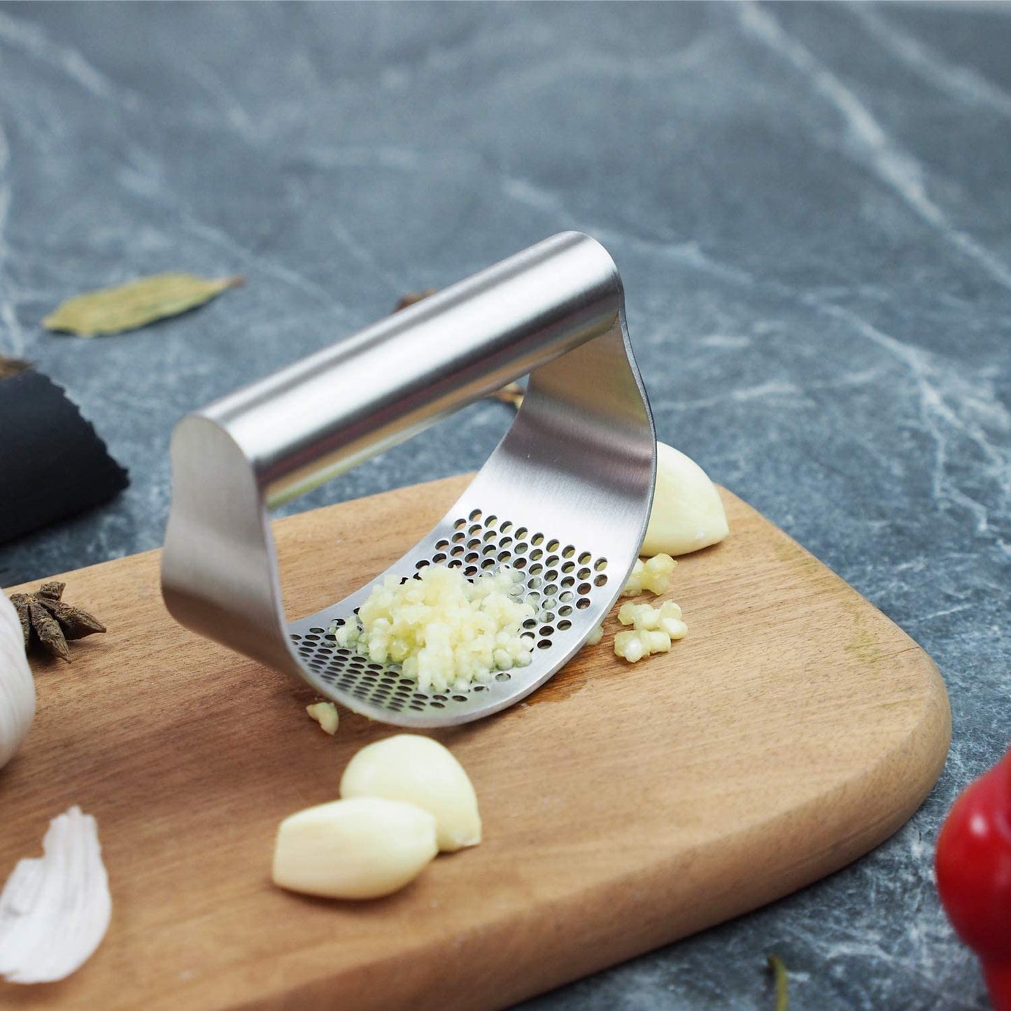 Garlic Press Rocker, Stainless Steel Garlic Mincer Garlic Crusher, Garlic Chooper with Peeler and Scraper Brush, Garlic Press with Ergonomic Handle, Innovative Kitchen Gadgets
