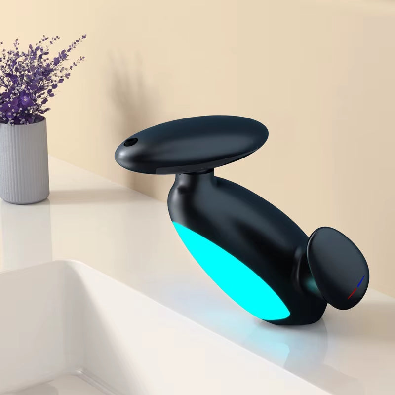 Bathroom Basin Faucet with Led Light Tap Penguin Pull-Out Basin Deck Mounted Sink Mixers 3 Colors Change Rotate the Upper Spray